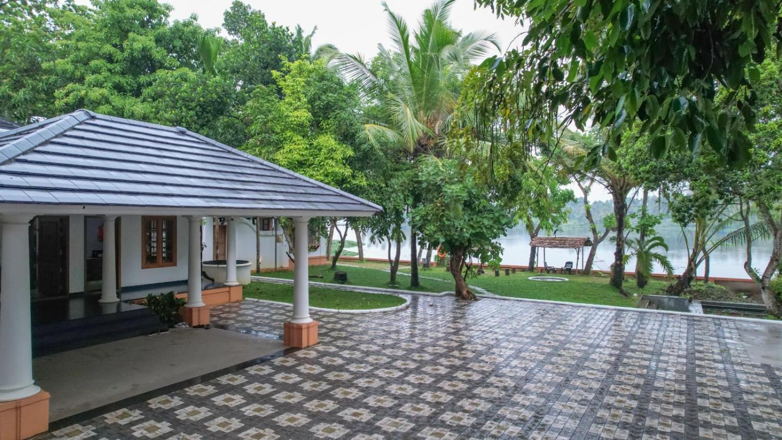 Apartamento Waterfront By Palmyra Kollam Exterior foto