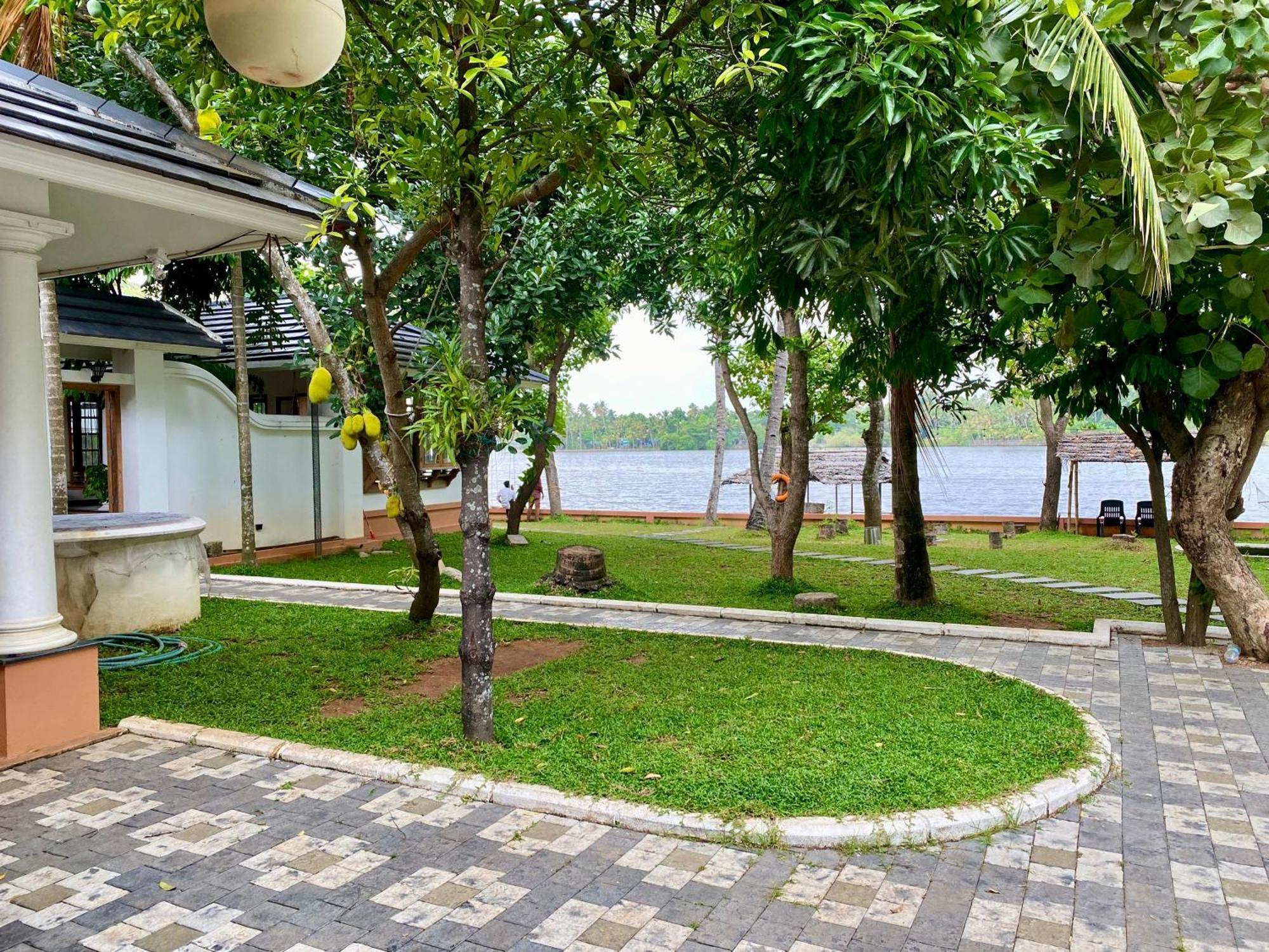 Apartamento Waterfront By Palmyra Kollam Exterior foto
