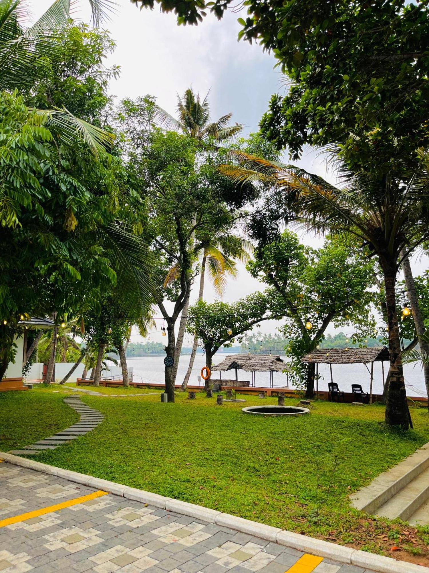 Apartamento Waterfront By Palmyra Kollam Exterior foto